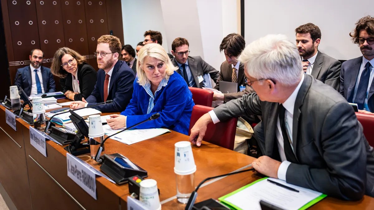 Document de contrat d'objectifs, de moyens et de performance posé sur un bureau universitaire