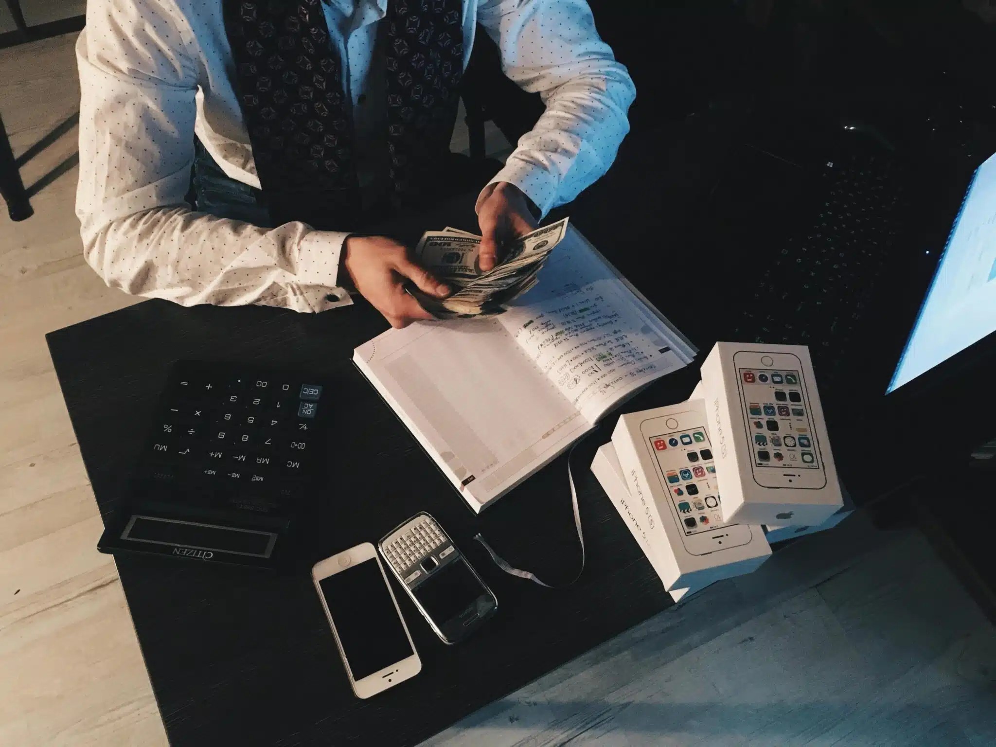 Professionnels échangeant sur la trésorerie et le financement d'entreprise