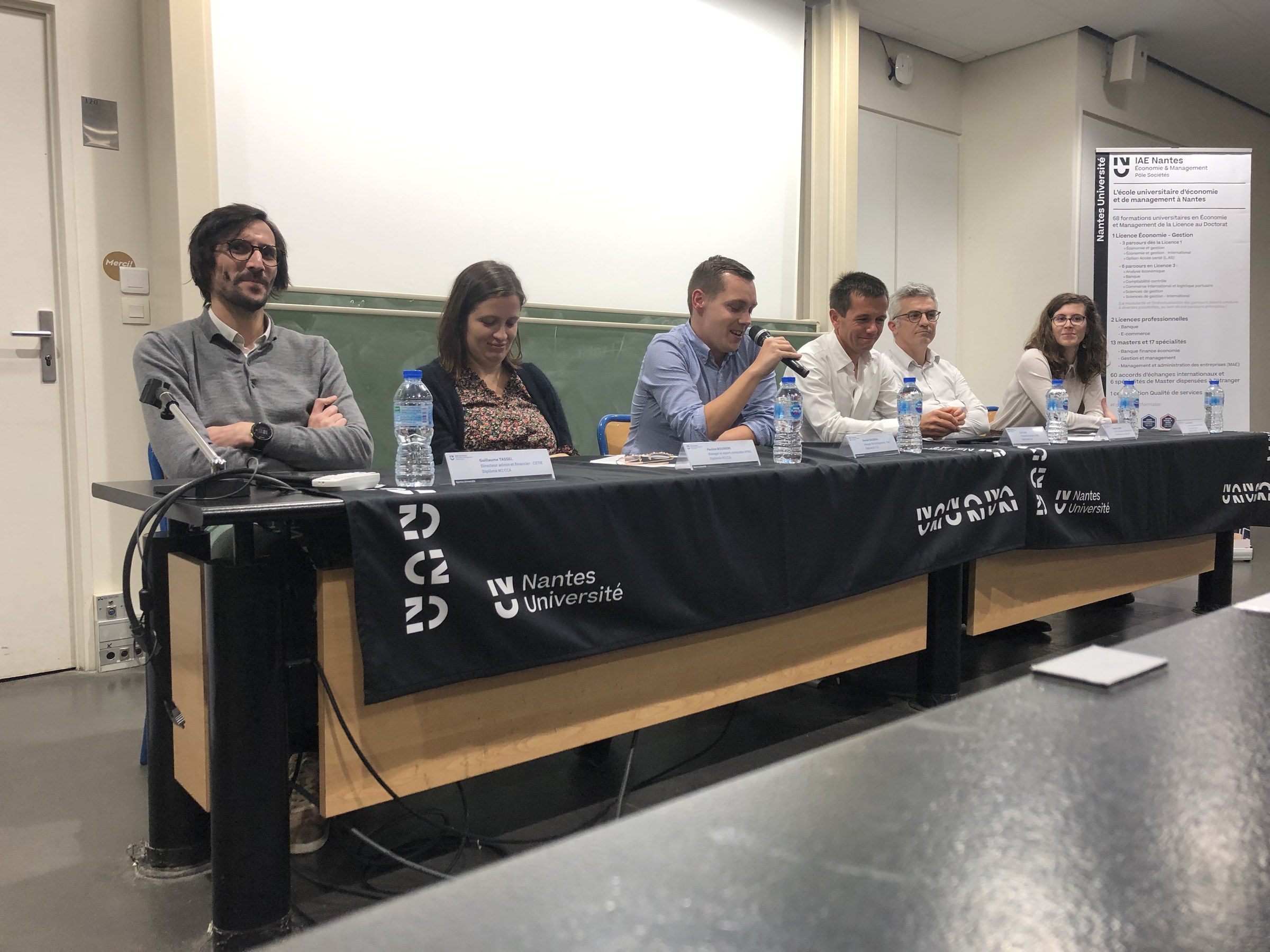 Étudiants en licence CCA travaillant sur des états financiers et un progiciel comptable