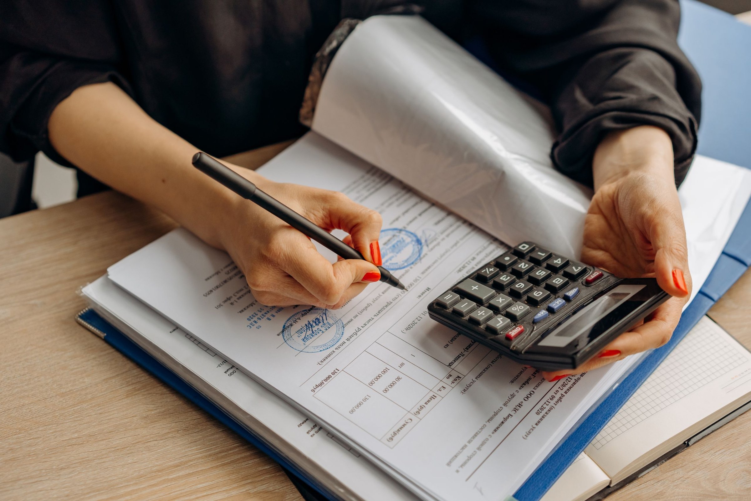 Écran d'un logiciel de paie affichant un bulletin de salaire et le tableau de bord des fonctionnalités